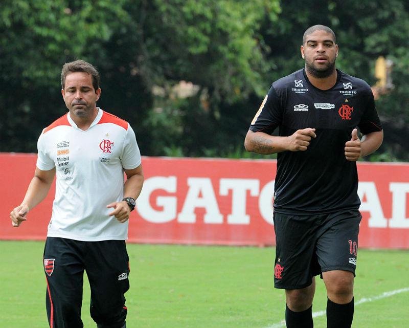 Adriano (&agrave; direita) pode estar com os dias contados no Flamengo