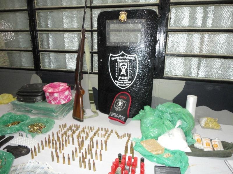 Fuzil, muni&ccedil;&otilde;es e drogas foram encontrados na casa do suspeito em Viam&atilde;o