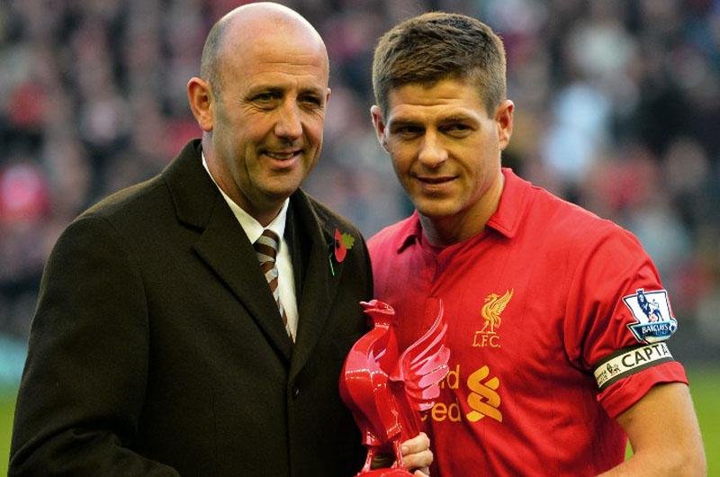 Meia Gerrard completou 600 partidas pelo clube de Liverpool