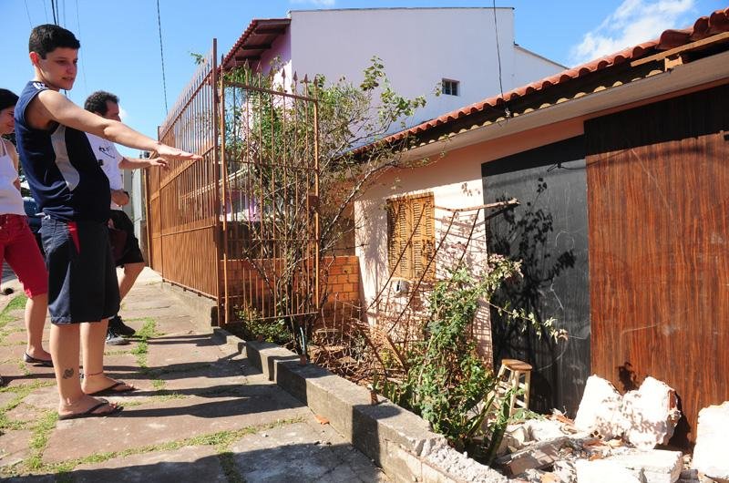 Motorista e idosa foram levados ao Hospital Cristo Redentor com ferimentos leves