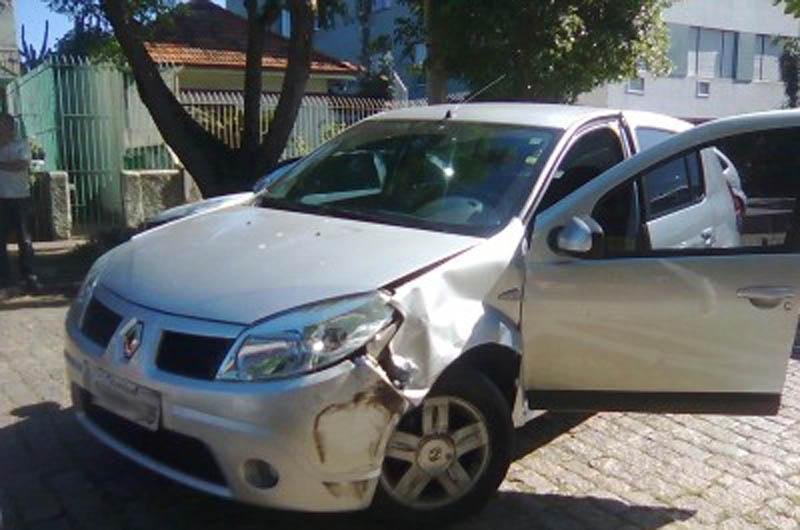 Sandero colidiu contra caminhonete
