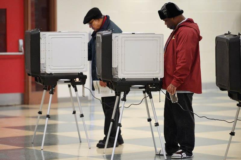 Primeira urna fechada indica empate entre Obama e Romney