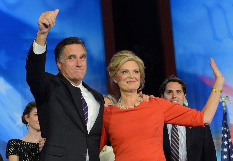 Romney ao lado da esposa acenam para multid&atilde;o em Boston