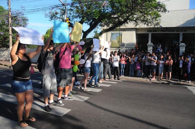 Alunos realizam protesto em frente ao Col&eacute;gio Prot&aacute;sio Alves, em Porto Alegre