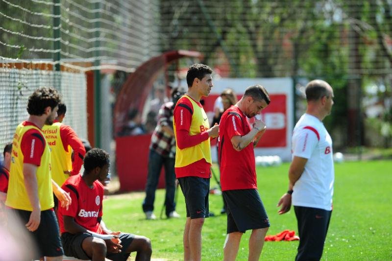 Em vias de sair do clube, Bol&iacute;var volta ao time do Inter