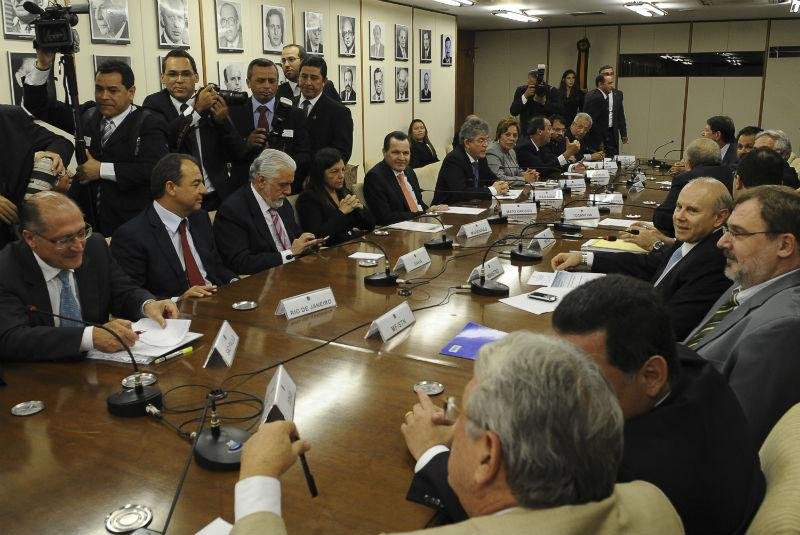 Ministro da Fazenda, Guido Mantega, se re&uacute;ne com governadores para tratar da unifica&ccedil;&atilde;o do ICMS