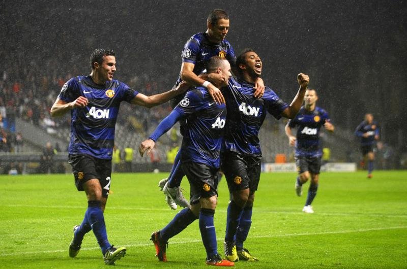 Manchester United vira no fim e vai &agrave;s oitavas na Liga