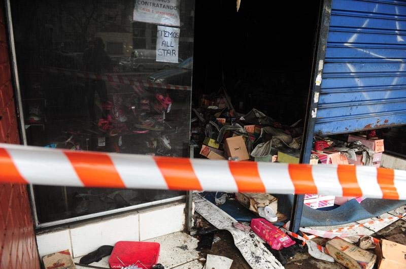 Fogo atingiu loja na avenida Prot&aacute;sio Alves e fuma&ccedil;a se espalhou por edif&iacute;cio