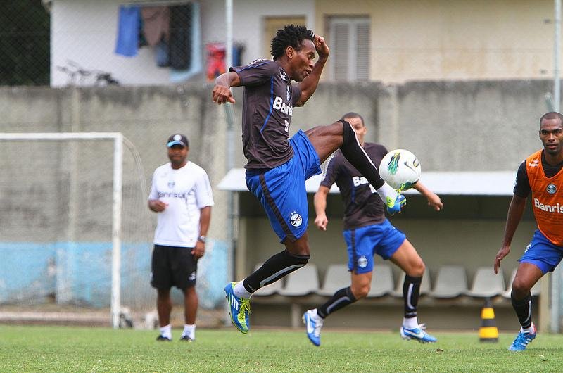 Tricolor trabalhou jogadas de bola a&eacute;rea na manh&atilde; desta quinta-feira no Ol&iacute;mpico
