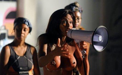 Militantes protestaram contra n&atilde;o cumprimento de acordo que prev&ecirc; 10% do casting para negros e &iacute;ndios