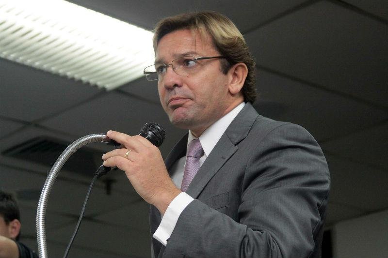 Advogado do Inter Daniel Cravo durante julgamento no STJD