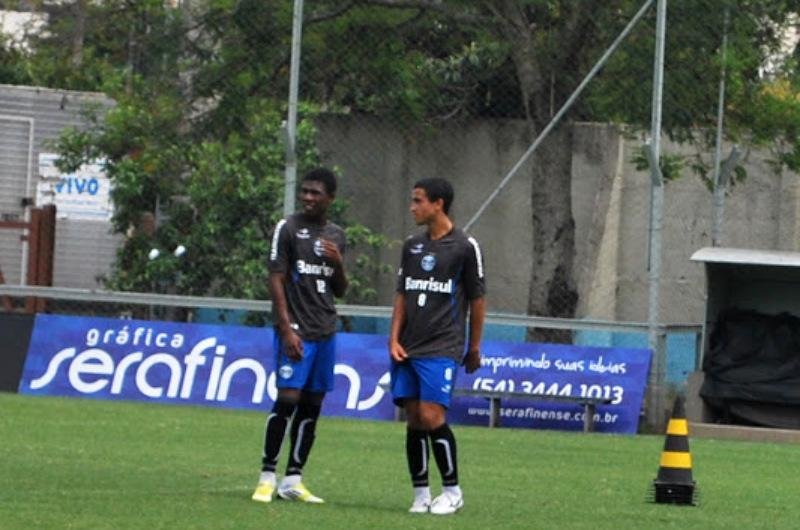 Jogadores da base participam de treino com elenco principal