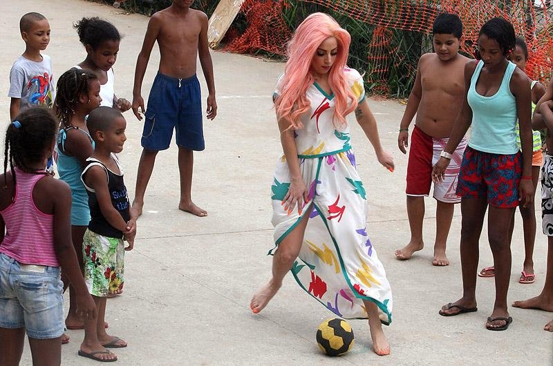 No Rio, Lady Gaga visita favela e joga futebol
