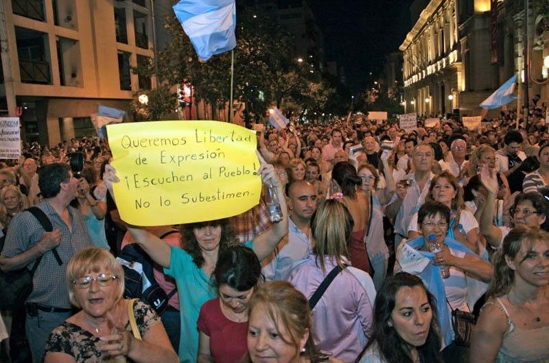 Dezenas de milhares ocuparam o Obelisco e a frente da casa da presidente em Buenos Aires