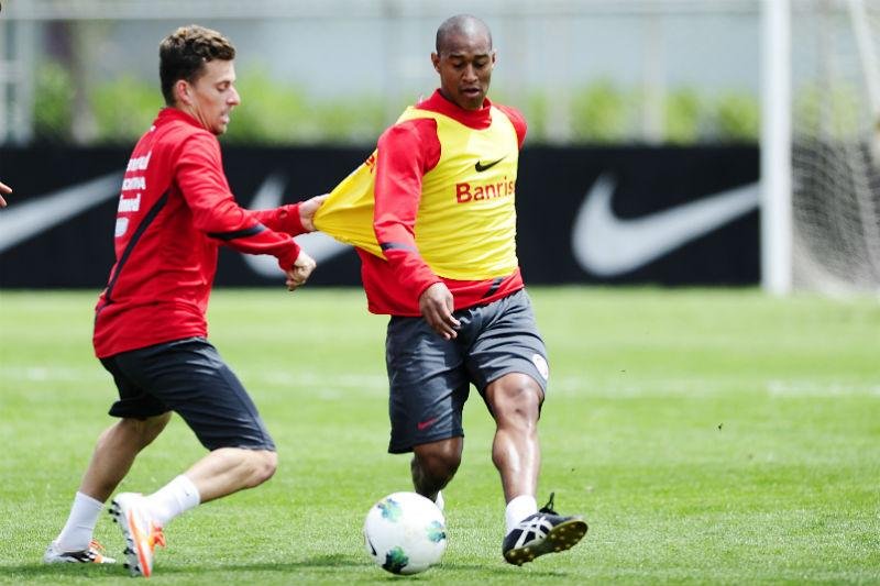 Fabr&iacute;cio (&agrave; direita) fez boas apresenta&ccedil;&otilde;es pelo Inter em 2012