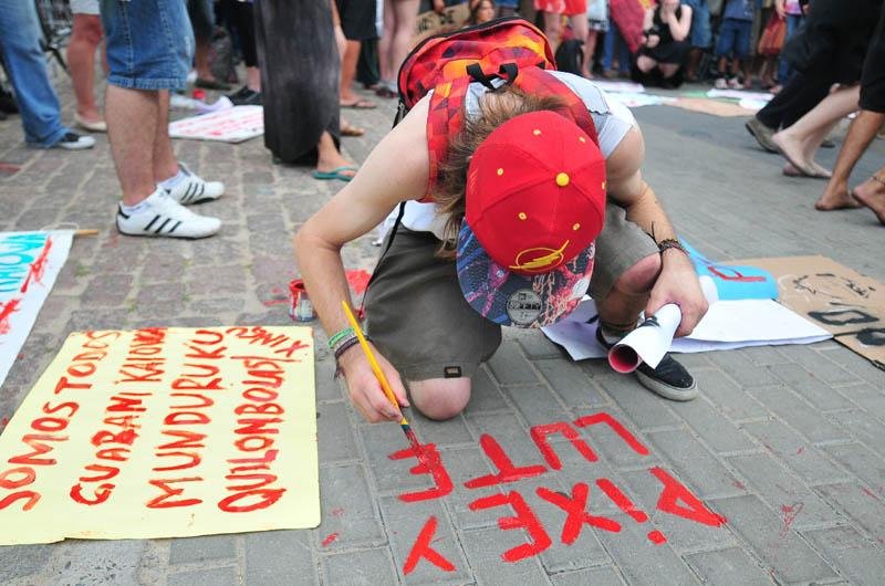 Ind&iacute;genas e simpatizantes se reuniram no Largo Gl&ecirc;nio Peres para protesto e apresenta&ccedil;&atilde;o cultural