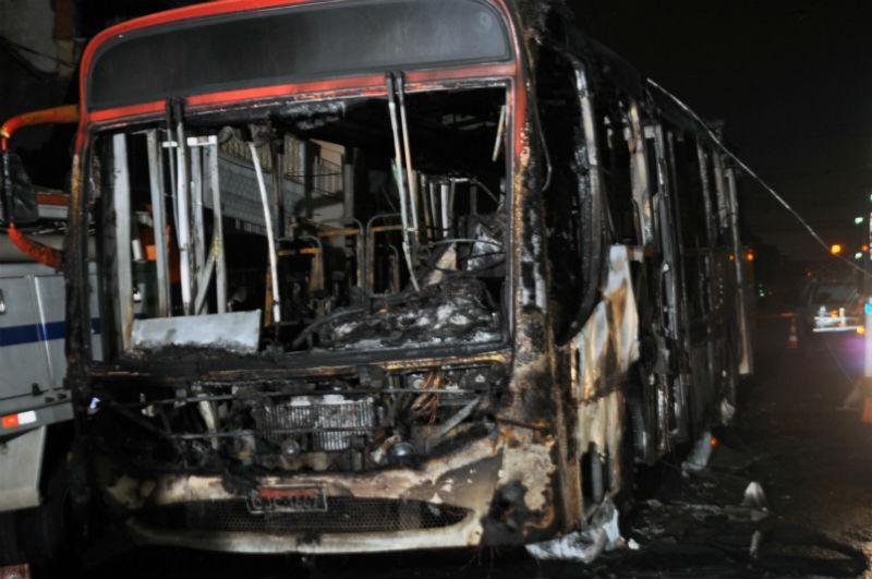 &Ocirc;nibus foi incendiado na avenida Jardim Tamoio, na regi&atilde;o de Itaquera, zona leste de S&atilde;o Paulo