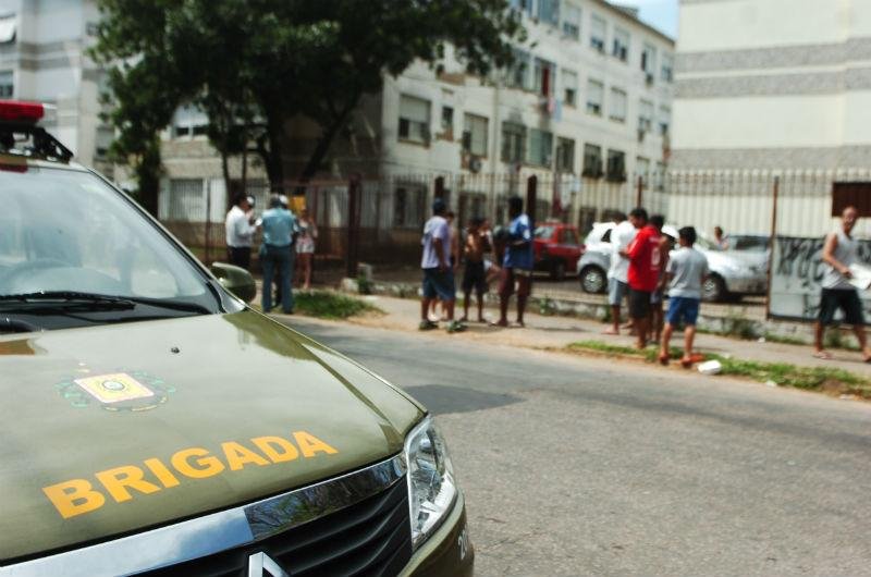 Homem briga com mulher e se tranca por duas horas em apartamento em Porto Alegre