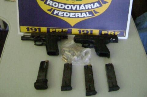 Pistolas foram apreendidas em Gol na BR 386, em Montenegro