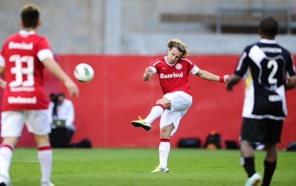 Forl&aacute;n retorna ao time do Inter diante da Ponte Preta