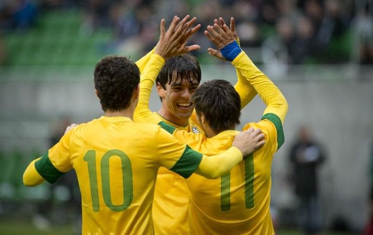Kak&aacute; comemora gol com Oscar e Neymar