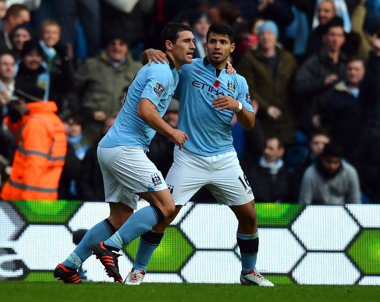 Aguero (&agrave; direita) e Dzeko marcaram na vit&oacute;ria dos citizens 