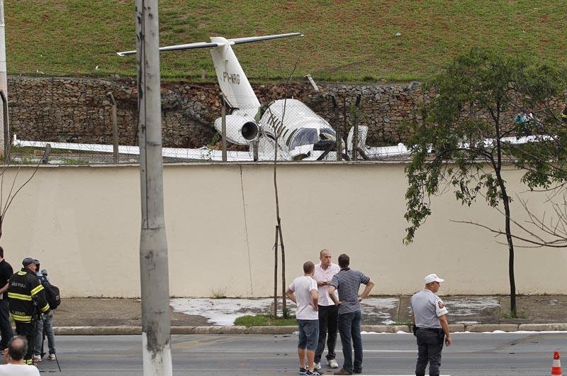 Aeronave chegava de Florian&oacute;polis com cinco pessoas a bordo