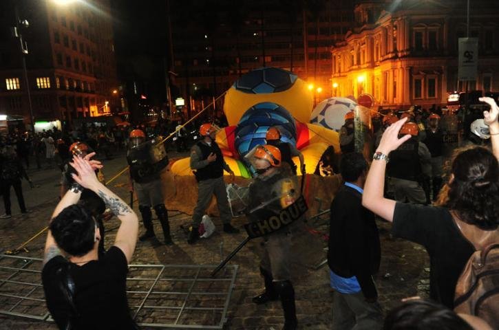 Manifestantes e policiais ficaram feridos no confronto no Largo Gl&ecirc;nio Peres