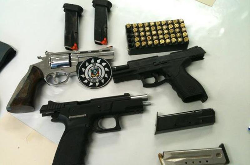 Policiais apreenderam dois rev&oacute;lveres, duas pistolas e uma espingarda