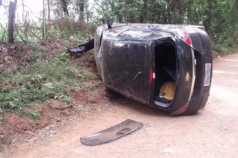 V&iacute;tima de assalto perdeu controle de Vectra e capotou em Passo Fundo 