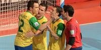 Brasil saiu perdendo por 2 a 0, mas conseguiu a virada por 3 a 2 no Mundial de futsal