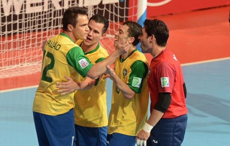 Brasil saiu perdendo por 2 a 0, mas conseguiu a virada por 3 a 2 no Mundial de futsal
