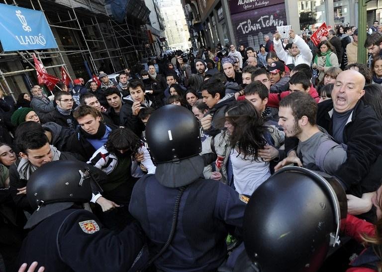 Na Espanha, manifestantes e policiais entraram em confronto