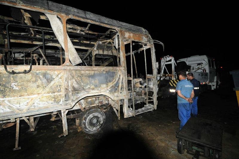 &Ocirc;nibus foi incendiado na Avenida Ivo Silveira, em Florian&oacute;polis 