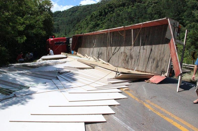 Carga de MDF ficou espalhada na pista