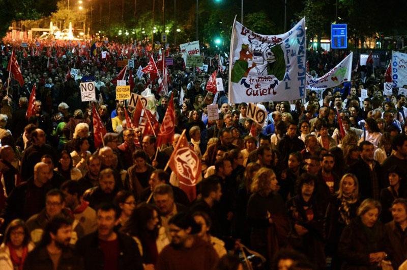 Espanhois confrontam pol&iacute;cia em protesto no Congresso de Madri