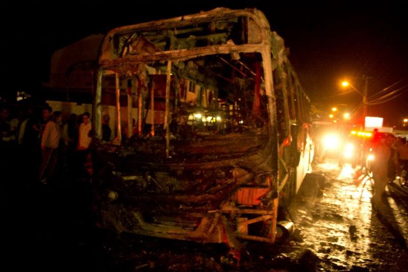 &Ocirc;nibus foi queimado no bairro Ingleses, no Norte de Florian&oacute;polis