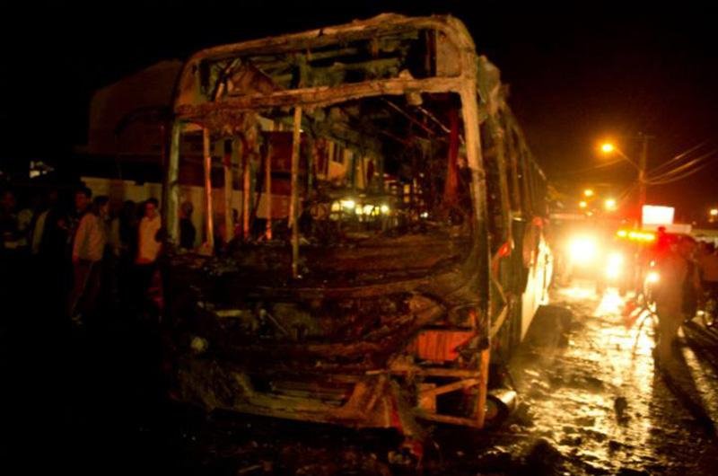 &Ocirc;nibus foi queimado no bairro Ingleses, no Norte de Florian&oacute;polis