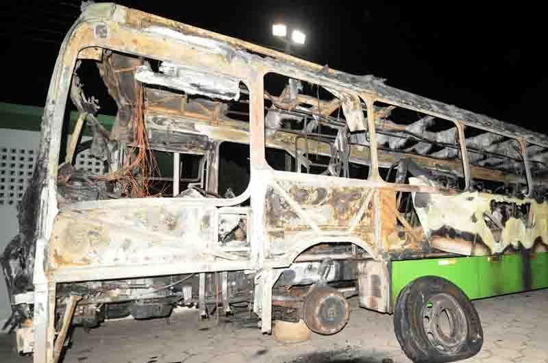 &Ocirc;nibus foi incendiado no bairro Caminho Novo, em Palho&ccedil;a, por volta das 23h30min