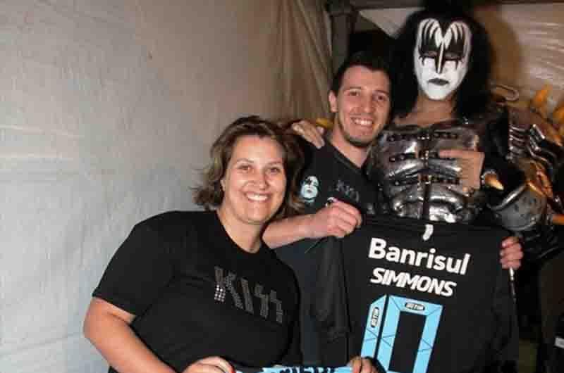 Gene Simmons recebeu camiseta do Gr&ecirc;mio