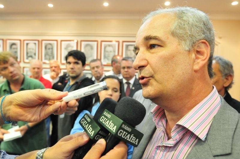Luigi trabalha em sil&ecirc;ncio para definir o nome do treinador 