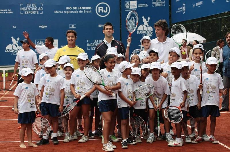 Guga Kuerten e Djokovic inauguram quadra de t&ecirc;nis na Rocinha