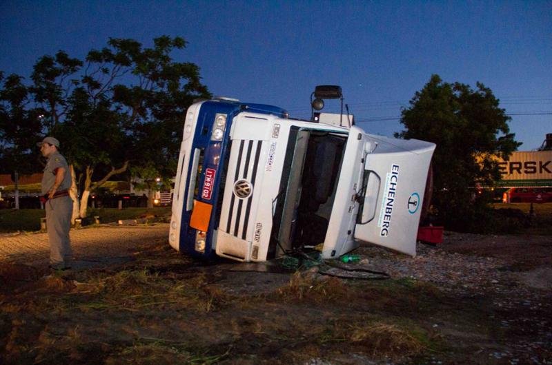 Um caminh&atilde;o-tanque carregado com produto qu&iacute;mico t&oacute;xico tombou