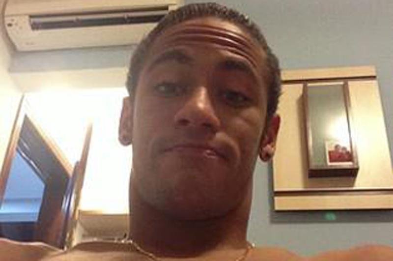 Neymar radicaliza e abandona moicano