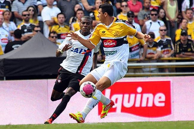 Crici&uacute;ma empata com o Atl&eacute;tico-PR e garante vaga na S&eacute;rie A