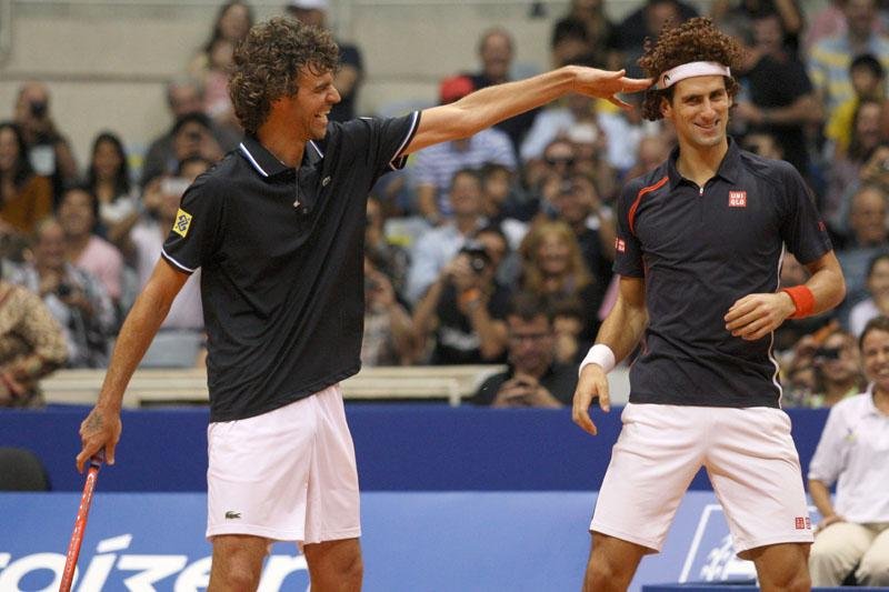 Vit&oacute;ria dos sorrisos no duelo entre Guga e Djokovic no saibro
