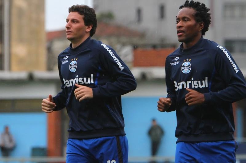 Elano e Gilberto Silva devem come&ccedil;ar jogando