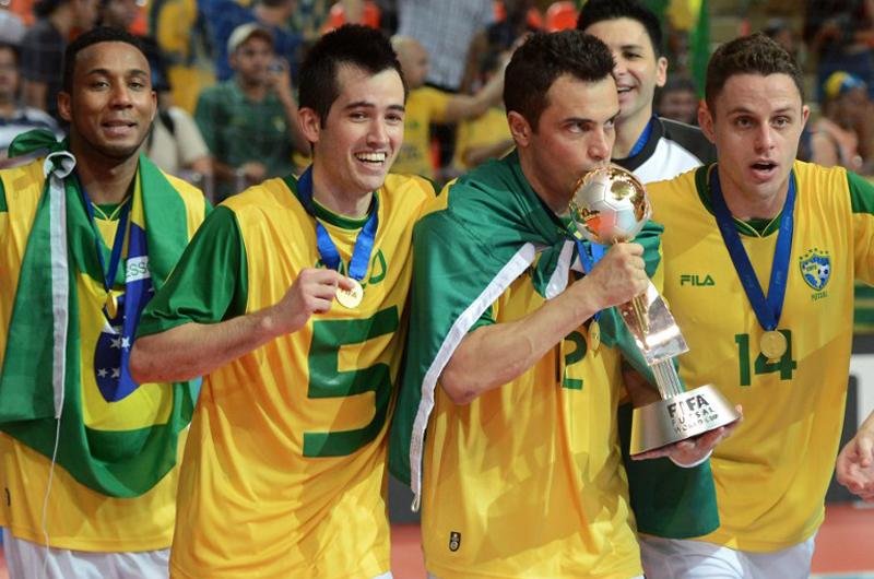 Jogadores comemoram a conquista com a ta&ccedil;a nas m&atilde;os