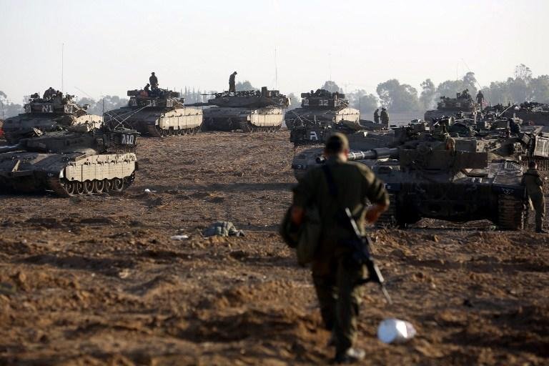 Soldados israelenses preparam tanques perto da fronteira com a Faixa de Gaza