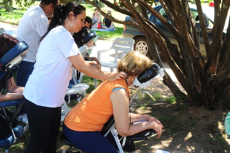 P&uacute;blico pode fazer massagem, ioga e participar de palestras no Parque da Reden&ccedil;&atilde;o